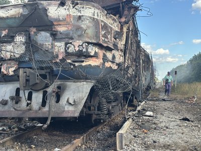 Удари РФ по потягах на Сумщині: що розповіли очевидці Удари РФ по потягах на Сумщині: що розповіли очевидці