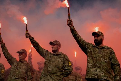 бійці бригади "Азов" з фаєрами під час мітингу на Майдані Незалежності у Києві, 28 липня 2024 року бійці бригади "Азов" з фаєрами під час мітингу на Майдані Незалежності у Києві, 28 липня 2024 року