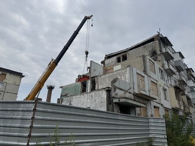 Демонтують під’їзд повністю: як відновлюватимуть зруйнований ракетою будинок у Полтаві