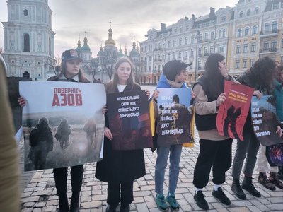 Добровольців полку "Азов" вшанували на Софійській площі у Києві