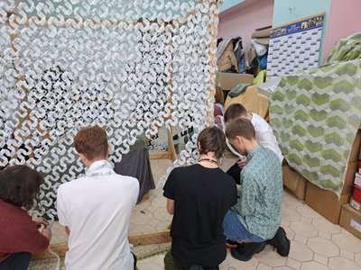 "Нескорені україночки": ліцеїсти у Житомирі плетуть маскувальні сітки для ЗСУ