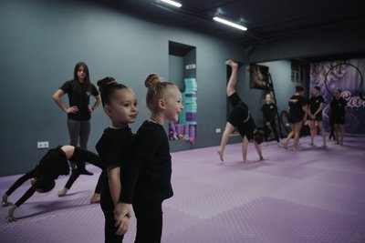 діти займаються гімнастикою діти займаються гімнастикою