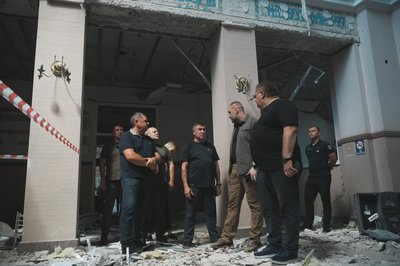 Синєгубов і Зеленський оглядають пошкоджений вокзал