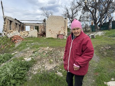 “Коли гуде — під ковдру”: як 70-річна Любов живе за 15 км від фронту у Богородичному “Коли гуде — під ковдру”: як 70-річна Любов живе за 15 км від фронту у Богородичному