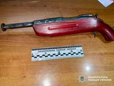 Продаж гвинтівки та набоїв: на Київщині затримали підозрюваного в збуті зброї Продаж гвинтівки та набоїв: на Київщині затримали підозрюваного в збуті зброї