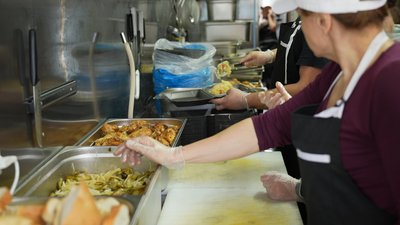 У Сумах волонтери роздавали горячі обіди усім охочим У Сумах волонтери роздавали горячі обіди усім охочим