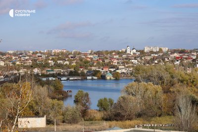 Вид на річку Кошова на Острові з вікна "будинку з муралом" у Херсоні 18 листопада 2024 року Вид на річку Кошова на Острові з вікна "будинку з муралом" у Херсоні 18 листопада 2024 року