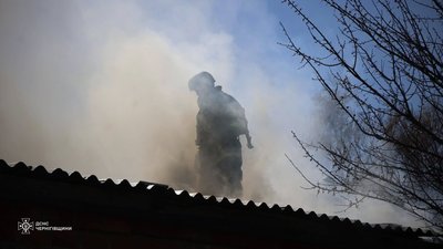 Російські війська атакували складські приміщення приватного підприємства в Чернігові Російські війська атакували складські приміщення приватного підприємства в Чернігові