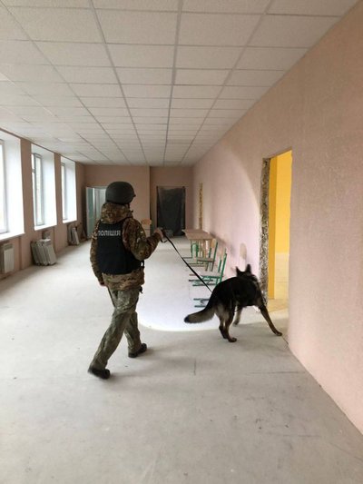Поліцейські зі службовими собаками перевірили стан безпеки у школах Бучі Поліцейські зі службовими собаками перевірили стан безпеки у школах Бучі