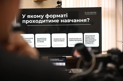 Навчатимуть керувати дронами: в Ужгороді представили проєкт "Дрони Закарпаття"