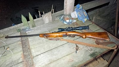 Двічі вистрелив у дружину з гвинтівки: на Прилуччині поліцейські затримали чоловіка Двічі вистрелив у дружину з гвинтівки: на Прилуччині поліцейські затримали чоловіка