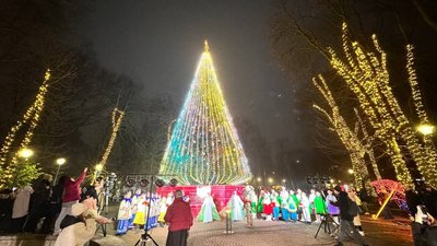 Вперше від початку повномасштабного вторгнення у Хмельницькому засвітили новорічну ялинку, 17 грудня 2025 року