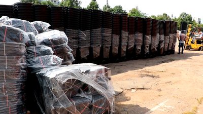 16 тисяч сміттєвих баків для приватного сектора отримає Чернігів від міжнародних партнерів: розгружають першу партію баків, які прибули у місто