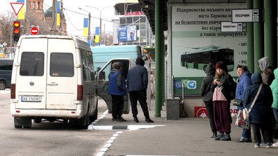 Зупинка приміських автобусів у Харкові Зупинка приміських автобусів у Харкові