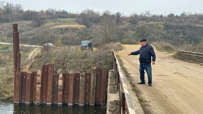 На Кіровоградщині руйнується міст через Інгулець, що сполучає п'ять сіл з Олександрією На Кіровоградщині руйнується міст через Інгулець, що сполучає п'ять сіл з Олександрією