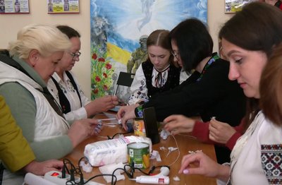 Учасники під час майстер-класу із виготовлення воскового весільного віночка Учасники під час майстер-класу із виготовлення воскового весільного віночка