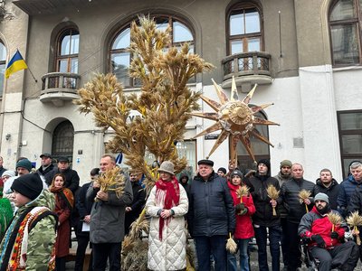 У Львові встановили чотириметрового різдвяного дідуха: як це було