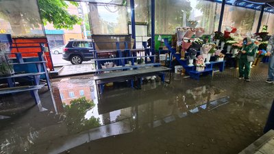 Підтоплені вулиці та вода у будинку: які наслідки негоди у Чернівцях Підтоплені вулиці та вода у будинку: які наслідки негоди у Чернівцях
