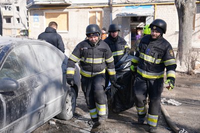 Рятувальники несуть тіло загиблої людини внаслідок російської атаки по Київському району Харкова, 7 березня 2026 року Рятувальники несуть тіло загиблої людини внаслідок російської атаки по Київському району Харкова, 7 березня 2026 року