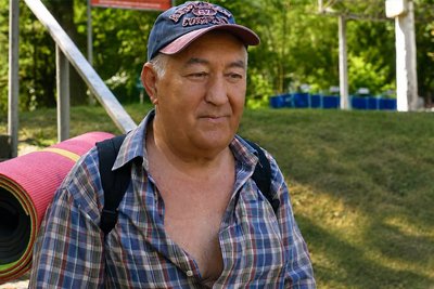 Чернівчанин Віктор, який відпочиває на міському пляжі Чернівчанин Віктор, який відпочиває на міському пляжі