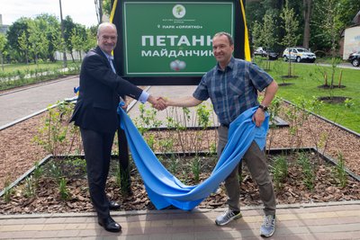 Заступник голови КМДА Петро Пантелеєв (справа) і Надзвичайний і Повноважний Посол Франції в Україні Етьєн де Понсен у парку "Орлятко" в Києві, 24 травня, 2023 р. Заступник голови КМДА Петро Пантелеєв (справа) і Надзвичайний і Повноважний Посол Франції в Україні Етьєн де Понсен у парку "Орлятко" в Києві, 24 травня, 2023 р.