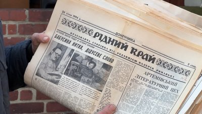 Валерій Романько краєзнавець тримає газету "Рідний край" Слов’янськ Донецька область 4 лютого 2026 рік Валерій Романько краєзнавець тримає газету "Рідний край" Слов’янськ Донецька область 4 лютого 2026 рік