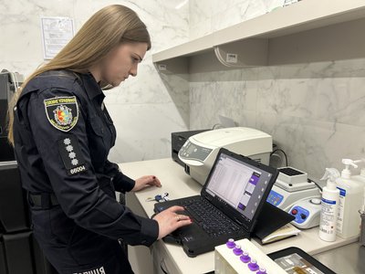 Вікторія Кравчук у лабораторії пояснила про прилад ANDI, за допомогою якого встановлюють ДНК Вікторія Кравчук у лабораторії пояснила про прилад ANDI, за допомогою якого встановлюють ДНК