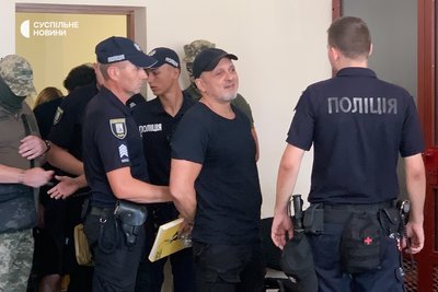 Вʼячеслава Черепаню (в центрі), якого звинувачують у передачі коштів для оплати роботи охоронній фірмі в окупованому Криму у 2016-му році і якого слідство вважає помічником Шуфрича, заводять в залу суду, Київ, 4 вересня 2024 року Вʼячеслава Черепаню (в центрі), якого звинувачують у передачі коштів для оплати роботи охоронній фірмі в окупованому Криму у 2016-му році і якого слідство вважає помічником Шуфрича, заводять в залу суду, Київ, 4 вересня 2024 року