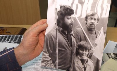 Лев Бірюк разом з сином Дмитром і поетом Павлом Гірником на одному з проукраїнських мітингів Лев Бірюк разом з сином Дмитром і поетом Павлом Гірником на одному з проукраїнських мітингів