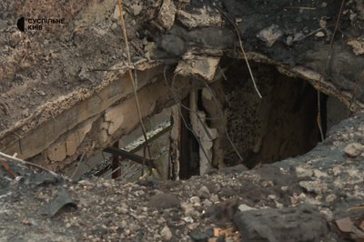 Струмки по стінах, тріщини та цвіль: як живуть мешканці столичного будинку, в який влучив дрон Струмки по стінах, тріщини та цвіль: як живуть мешканці столичного будинку, в який влучив дрон