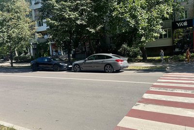 Припарковані авто на вулиці Небесної сотні у Чернівцях Припарковані авто на вулиці Небесної сотні у Чернівцях