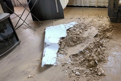 "Двері стирчать, скло полетіло": мешканці Шостки про російську атаку безпілотниками "Двері стирчать, скло полетіло": мешканці Шостки про російську атаку безпілотниками