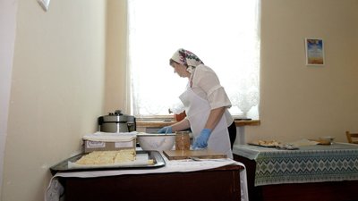 Волонтерка з Вінниччини готує млинці для оборонців Волонтерка з Вінниччини готує млинці для оборонців