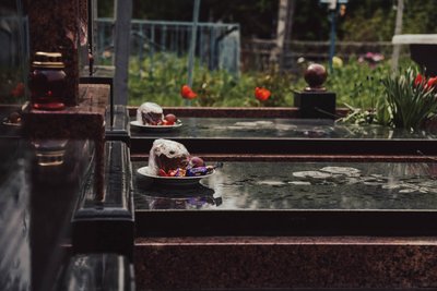 Катають яйця на могилах, кладуть цукерки й паски біля поховань та моляться: як відзначають Проводи на Сумщині Катають яйця на могилах, кладуть цукерки й паски біля поховань та моляться: як відзначають Проводи на Сумщині