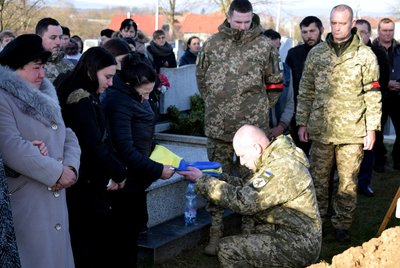 На Закарпатті попрощалися із полеглим захисником Жолтом Деаком На Закарпатті попрощалися із полеглим захисником Жолтом Деаком
