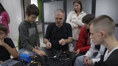У Вінниці діти збирають дрони для ЗСУ у "Творчій майстерні" У Вінниці діти збирають дрони для ЗСУ у "Творчій майстерні"