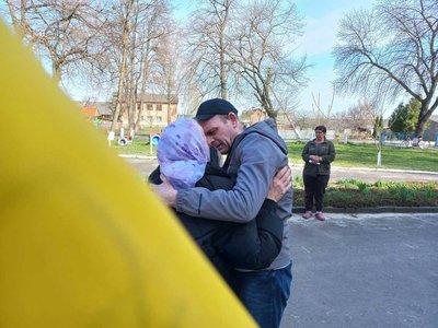 Звільнений з полону житель Рівненщини Олександр Крупеня повернувся додому Звільнений з полону житель Рівненщини Олександр Крупеня повернувся додому