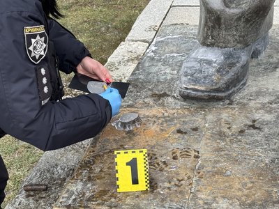 У Сумах невідомі вкрали частину скульптури Михайлу Щепкіну — тростину У Сумах невідомі вкрали частину скульптури Михайлу Щепкіну — тростину