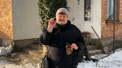 Люди сортують відходи у селах на Рівненщині, щоб підтримати ЗСУ