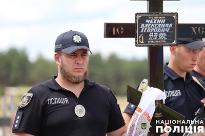 Поліцейські Херсонщини провели в останню путь загиблого внаслідок російської атаки Олександра Чехуна Поліцейські Херсонщини провели в останню путь загиблого внаслідок російської атаки Олександра Чехуна