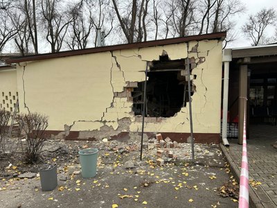 Уламки ракети на дитячому майданчику. Армія РФ атакувала середмістя Дніпра: що відбувається на місці обстрілу Уламки ракети на дитячому майданчику. Армія РФ атакувала середмістя Дніпра: що відбувається на місці обстрілу