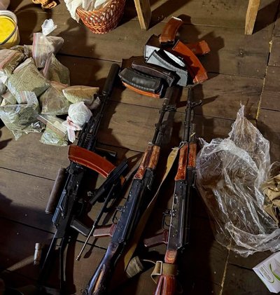Під час обшуку у чоловіка, якого підозрюють у вбивстві поліцейських на Черкащині, знайшли зброю і наркотики Під час обшуку у чоловіка, якого підозрюють у вбивстві поліцейських на Черкащині, знайшли зброю і наркотики