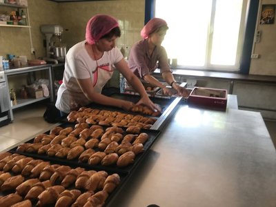 Випічка для ЗСУ: в Овручі місцеві жительки спекли 50 тисяч булочок для військових Випічка для ЗСУ: в Овручі місцеві жительки спекли 50 тисяч булочок для військових
