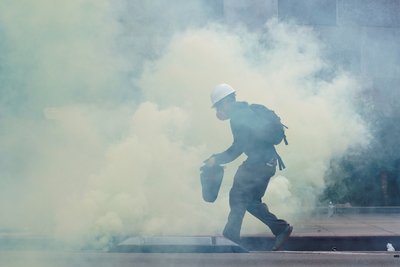 У США в день народження Трампа відбувся військовий парад. Він супроводжувався протестами по країні