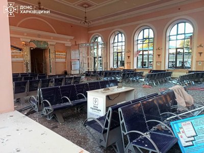 пошкоджений зал очікування на вокзалі у Лозовій Харківської області