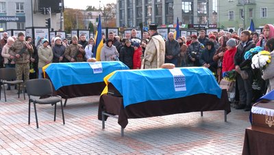 Трьох вважали зниклими безвісти: із загиблими військовими попрощалися у Рівному Трьох вважали зниклими безвісти: із загиблими військовими попрощалися у Рівному
