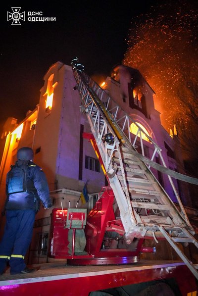 Унаслідок атаки дронів в Одесі зайнялася промислова будівля та АЗС — Кіпер