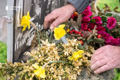 Витрачає свою пенсію: житель Одеси виготовляє меморіали загиблим військовим за власні кошти Витрачає свою пенсію: житель Одеси виготовляє меморіали загиблим військовим за власні кошти