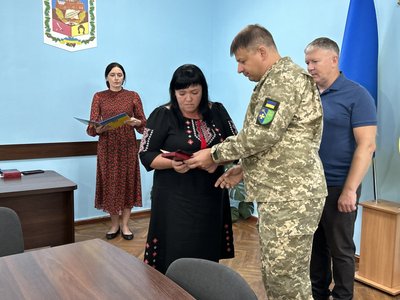 У Кременчуці передали нагороди п’ятьом родинам загиблих військових У Кременчуці передали нагороди п’ятьом родинам загиблих військових