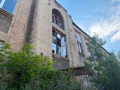 пошкоджена лікарня в Ізюмі пошкоджена лікарня в Ізюмі